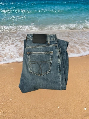 Tiger of Sweden Jeans - Säljer ett par klassiska blå jeans från Tiger of Sweden. 26/32