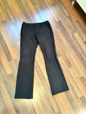 Svarta low waits kostymbyxor  - Snygga svarta low waist kostymbyxor från Bik Bok med klassisk rak passform och pressveck. Byxorna är perfekta för en stilren look.  Model Vera strl 36💕💕