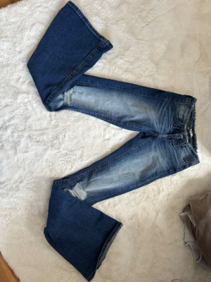 Blå bootcut jeans med slitningar 14+ xs - Jag säljer Gina jeans 14+ XS för att det är för små för mig. har endast testat dem o köpte det för dubbla priset. om du har någon fråga är det bara att skriva💕