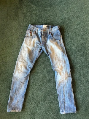 Energie jeans - Ett par snygga Energie jeans med en sjukt snygg design på bakfickorna. Inga skador. Storlek 31W 32L. Bara att höra av sig vid minsta fråga!