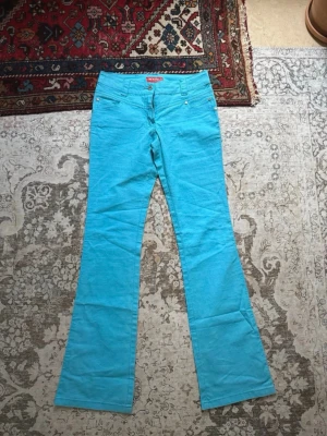 Vintage turkosa jeans  - Riktigt snygga turkosa jeans köpta i Italien, nya, oanvända, storlek 36/S