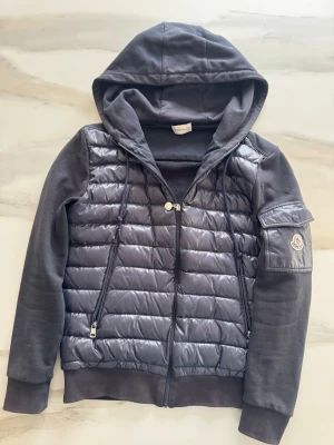 Moncler Cardigan - Sällsynt mörk blå Moncler cardigan jacka med luva. Kom med funderingar. Storlek S