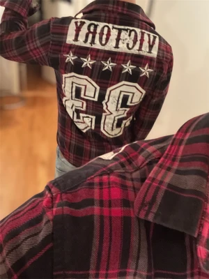 Rutig skjorta med tryck - Riktigt fet och unik skjorta/overshirt | skick 9/10✅| skriv vid frågor eller funderingar! Ät 180 och den passar mig så skulle lätt kunna passa S-L beroende på vilken passform man vill ha!