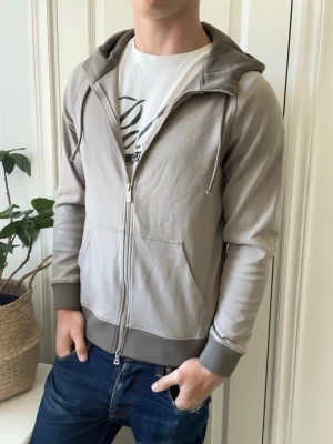 Boggi tech cardigan  - Boggi tech cardigan, väldigt elastiskt matieral. Inga defekter! Modellen i bilderna är 180 cm 75 kg och bär Storlek M , Kom med frågor! 🌟 (Kan gå ned i pris vid köp av paket 😉) 