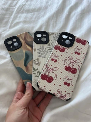 iPhone 13 skal  - Säljer tre iPhone 13 skal i olika mönster. Paketpris 30kr 