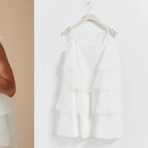 Vit volangklänning från Gina - Säljer denna fina klänning ifrån Gina i strl 34! Endast använd en gång och nypriset är 700kr och helt slut på hemsidan! Kom privat för egna bilder!  💝💝