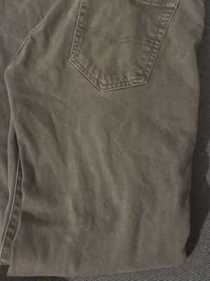 Bruna raka jeans - Snygga bruna jeans med rak passform och klassisk bakficka. Jeansen har en enkel design utan synliga loggor och är tillverkade i ett mjukt denimtyg. Perfekta för en avslappnad stil. Kan gå ner i pris vid snabb köp 