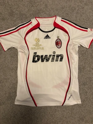 AC Milan Kaka  - Säljer en Milan tröja med kaka på ryggen. Storlek S. Endast använd några enstaka gånger, är i topp skick! 