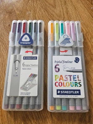 Staedtler Triplus Fineliner 12-pack - Två förpackningar med Staedtler Triplus Fineliner, en med 6 nature colours och en med 6 pastel colours. Pennorna har 0,3 mm spets och trekantigt grepp. Perfekta för anteckningar, skisser och bullet journaling. Färgerna är blandade i natur- och pastelltoner.