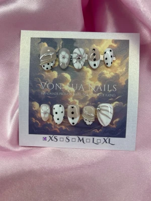 Pookie (XS);Short Almond - Unika handgjorda press-on naglar i svartvitt. Mix av prickigt och marmorerat mönster med silverdetaljer och kedjor. korta Mandelformade naglar i storlek XS: 14 mm, 11 mm, 11,5 mm, 10 mm, 8 mm , perfekta för dig som vill ha en edgy och kreativ look. 