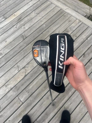 Hybrid  - Säljer en riktigt fin och förlåtande hybrid 3–4 från Cobra – perfekt klubba för både nybörjare och mer erfarna spelare.   Klubban är i bra skick med ett fint skaft r-flex och ett fräscht midsize-grepp, vilket ger en något tjockare känsla och bra komfort i handen  Kan även vara intresserad av byte mot en annan hybrid eller en träklubba (7-wood).  Kan skickas eller hämtas i Tyresö   Hör gärna av dig vid frågor eller intresse.