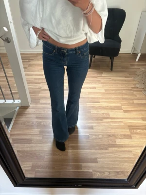 Mörkblå bootcut jeans low waist - Säljer ett par mörkblå bootcut jeans med låg midja. Från H&M i storlek XS/34 nypris 299kr