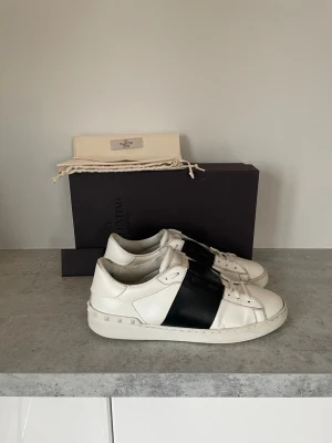 Valentino Open  - Valentino Opens i storlek 44, skick 9/10 mycket fina, Og all såsom box, dustbags och kort medföljer vid köp, hör av er vid eventuella funderingar