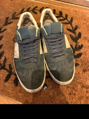 Valentino flycrew  - Ett par valentino flycrew så är i ganska dåligt skick, men man kan väldigt lätt göra dom extremt snygga igen med ett mocka suddgumm och en rengöring. Pris går att diskutera 