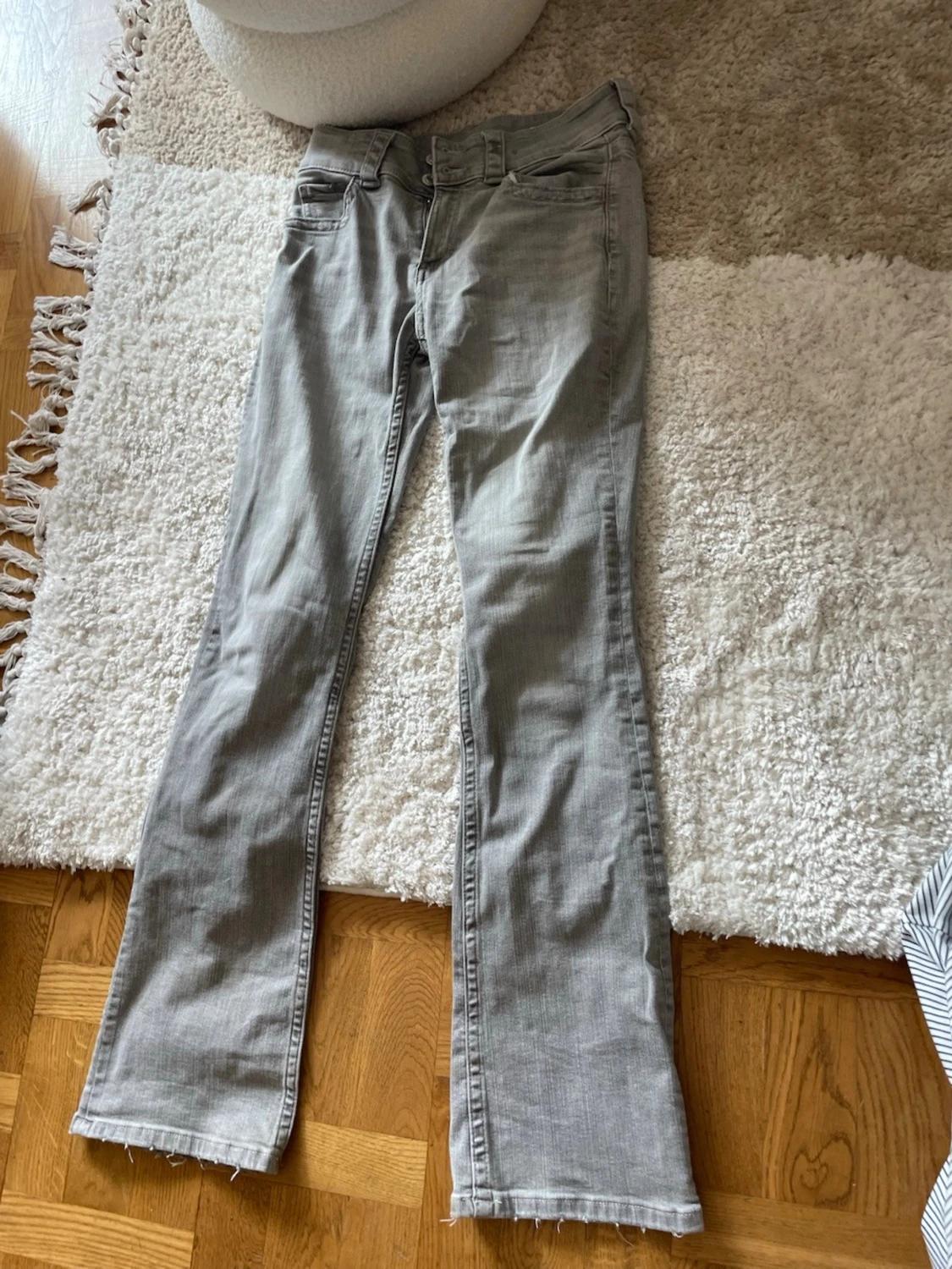Gråa bootcut jeans med fickor - 6