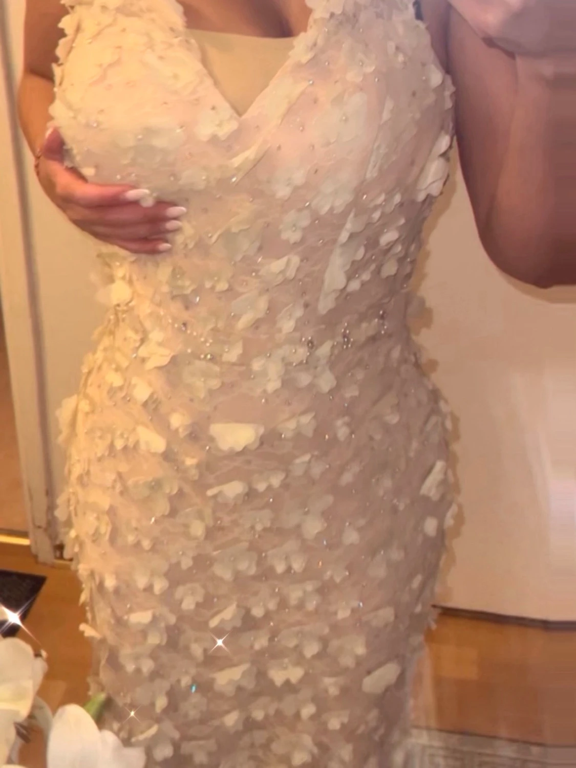 Champagnefärgad långklänning med 3D-blommor - 1