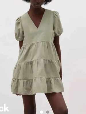 Klänning från Zara - Klänning från Zara i storlek M. Bra skick.