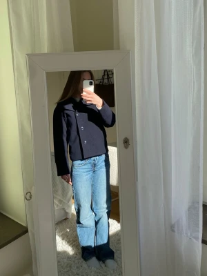 Mörkblå kort kappa med knappar - Säljer min superfina korta mörkblå kappa då den inte passar mig 💗. Perfekt till kallare dagar på hösten och våren 🌸🍂. Endast använd ett par gånger 💕.