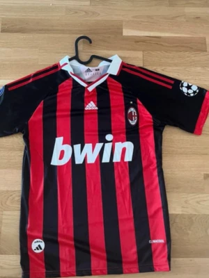 Milan tröja med Ronaldinho på ryggen - Säljer en skön Milan tröja med Ronaldinho på ryggen. Storleken på tröjan är M men passar även S skulle jag säga. Passar bra på mig som är 183cm lång. Den är använt endast en gång och säljer den pga att jag inte använder fotbollströjor lika mycket som förr. Passa på o köp en perfekt fotbollströja inför sommaren. Hör av er vid några frågor😁
