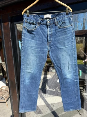 Jeanerica - Snygga blå jeans från Jeanerica med klassisk femficksmodell och raka ben. Jeansen har en mellanblå tvätt med lätt slitning och är tillverkade i bomull. Perfekta för en avslappnad och trendig stil. Är för smala för mig och är perfekt skick.