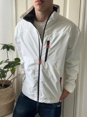 Helly Hansen vindjacka  - Helly Hansen vindjacka - stor på modellen. Inga defekter förutom en fläck som ni ser! Modellen i bilderna är 180 cm 75 kg och bär Storlek L , Kom med frågor! 🌟 (Kan gå ned i pris vid köp av paket 😉) 