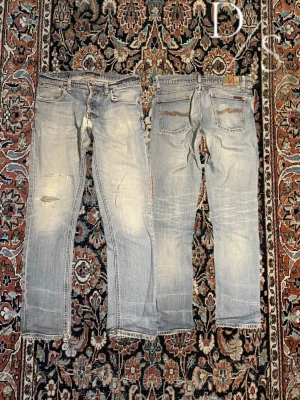Vintage nudie jeans - Riktigt feta nudies som är perfekta inför sommaren. Riktigt coola repairs ända defekten är att ena fickan har ett hål men de är så man kan ha saker i den fortfarande. midja: 41cm Längd: 95cm Benöppning:17cm modell:tired tor