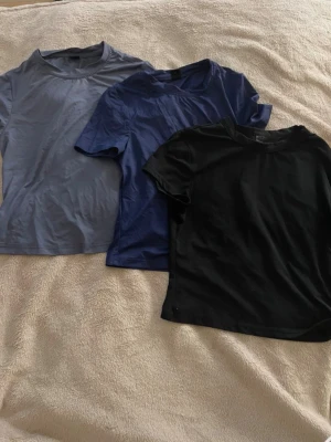 3 t-shirtar från SHEIN  - Grå och blå är i storlek S och den svarta är i storlek M men passar som s-xs