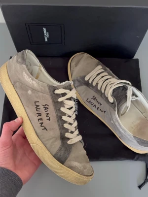 Saint Laurent skor - Saint Laurent skor i okej skick, skick utifrån bilderna. Bara seriösa bud. Storlek 42-43