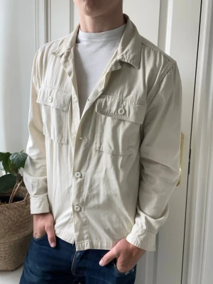 East west overshirt  - East west overshirt, Inga defekter! Modellen i bilderna är 180 cm 75 kg och bär Storlek M , Kom med frågor! 🌟 (Kan gå ned i pris vid köp av paket 😉) 