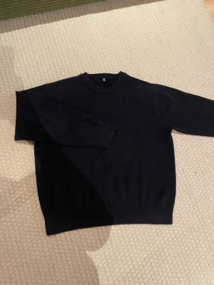 Uniqlo tröja - Tröja från uniqlo i väldigt bra skick. Säljer pga att den har blivit för liten. Storleken är 13y, typ som xxs. Snygg, passar till nästan alla outfits. Priset är inte helt hugget i sten🪨bara höra av er vid minsta lilla fråga🙌