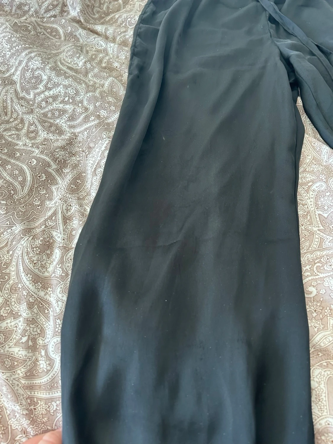 Svart satinpyjamas med vita detaljer - 2
