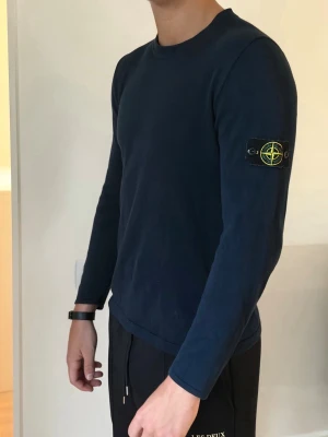 En Mörk marinblå stickad sweatshirt/tröja från Stone Island.  - Detta är en mörk marinblå stickad sweatshirt/tröja från Stone Island. Storlek S sitter som M, bra skick. 