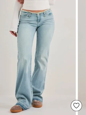 Nelly no waist jeans  - Säljer ett par ljusblå bootcut jeans med rå, fransad midjekant. Jeansen har klassisk femficksdesign och är tillverkade i denim med lätt stretch. Perfekta för en avslappnad och trendig look. Även lågmidjade. Köpte i en längre storlek och därav har jag klippt där nere så de blir kortare och är själv runt 160 men även då är de fortfarande lite för långa. Använt ett par få gånger. Är öppen för prisförslag.