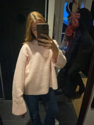 Ljusrosa stickad tröja - Jätte fin Mysig ljusrosa stickad tröja med lite oversized passform och långa ärmar🩷