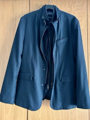 Kavajjacka Zara Man - Säljer en jacka från Zara Man. Avtagbar innerkrage beroende vilken stil man vill ha. I fint skick. Marinblå. I storlek 54.