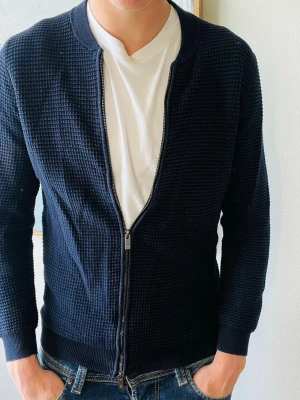 Massimo Dutti zip Tröja  - Massimo Dutti full zip tröja i storlek L men skulle säga att den passar M. Modellen på bilden är 190 och väger 85! Vid köp av flera erbjuder jag rabatt😊