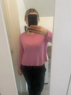 rosa långärmad tröja - Säljer en söt ljusrosa långärmad tröja med rund halsringning. 