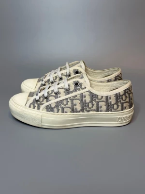 Dior Skor  - ‼️VI TAR EJ BYTEN‼️ Dior ”Walk n Dior” sneaker | Skick: 9/10 | Storlek EU 36  | Tillkommer box, nya skosnören & kort vid köp! | Fraktar inom 24H efter köp på köparens bekostnad 📦💨 | Hör av dig vid minsta fråga eller fundering 💭 