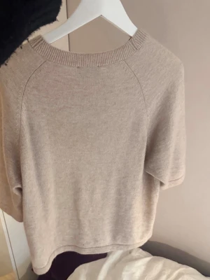 Söt beige stickad tröja💕 - Säljer denna kortärmade stickade tröjan från &otherStories😊