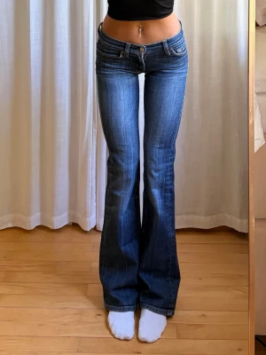 Lågmidjade jeans - midja: 35 (+stretch) innerbenslängd: 82 jag är ca 165cm! Obs se lagning på rumpan sista bilden 