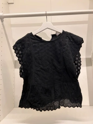 Söt blus från Zara - Supersöt blus från Zara med blommiga detaljer, i storlek 140! ❣️