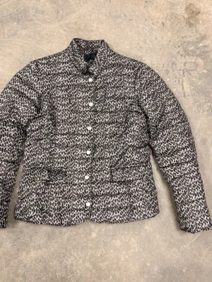 Leopardmönstad vårjacka - Så fin leopardmönstrad vårjacka 🐆 Storlek 38 och helt oanvänd, prislappen är bara borttagen.  Jättefin till både jeans och enklare outfits nu till våren 🤍
