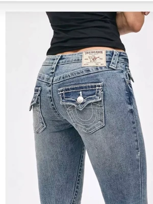 Blå true religion jeans  - Blåa true religion jeans med glitter på fickorna bak. Använda en gång men finns inga tecken på användning. Modell joey. Nypris 1400