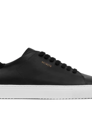 Svarta sneakers från Axel Arigato - Stilrena svarta sneakers i läder från Axel Arigato med vit sula och diskret guldfärgad logga på sidan. Klassisk låg modell med svarta skosnören och minimalistisk design som passar till det mesta.