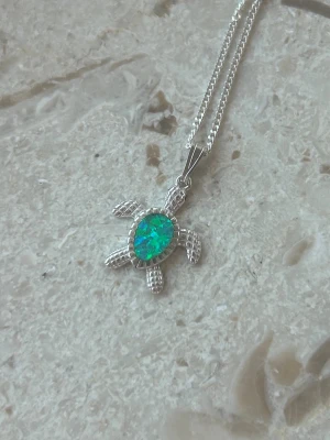 Silver halsband sköldpadda  - Nu säljer jag det väldigt eftertraktade halsbandet som jag har på mig i alla mina annonser! Handgjord, 46cm längd, 925 sterling silver, blå opal sten. Glänser verkligen på sommaren! 