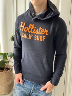 Hollister hoodie  - Hollister hoodie - lite liten på modellen. Inga defekter! Modellen i bilderna är 180 cm 75 kg och bär Storlek S , Kom med frågor! 🌟 (Kan gå ned i pris vid köp av paket 😉) 