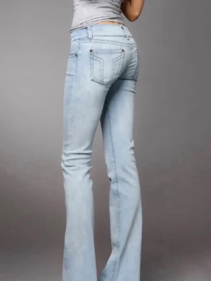 Ljusblå bootcut jeans med låg midja - Säljer ett par ljusblå bootcut jeans med låg midja och klassiska fem fickor. Jeansen har en snygg tvätt och utsvängda ben och de är ifrån märket g- Rise 💕