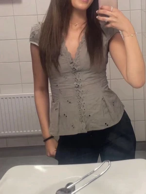 Broderi topp Gina tricot  - Supersöt grön topp från Gina Tricot med broderade detaljer. Använd 1 gång🫶🏻