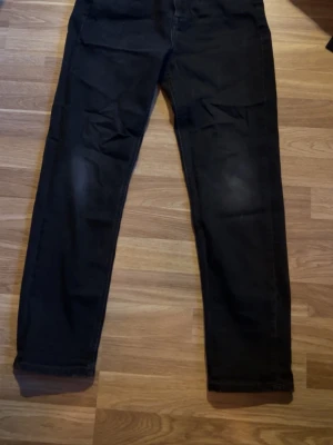 Lee jeans coral  - Snygga Lee jeans i storlek 28/33. Längd 93 cm, midja 37 cm. Säljer för 200 kr🤝 