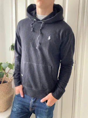 Ralph lauren hoodie   - Ralph lauren hoodie, Inga defekter! Modellen i bilderna är 180 cm 75 kg och bär Storlek M , Kom med frågor! 🌟 (Kan gå ned i pris vid köp av paket 😉) 